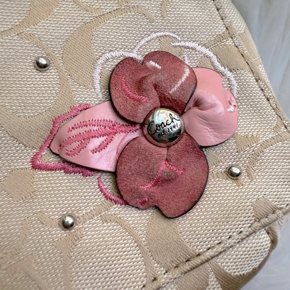 Coach Signature Floral Appliqué Wristlet EUC - Picture 5 of 11